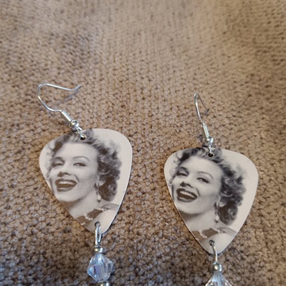 MARILYN MONROE GUITAR PICK NECKLACE -EARRINGS SET - Picture 2 of 2